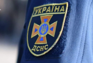 У Житомирі рятувальники зняли чоловіка з опори мосту (фото)
