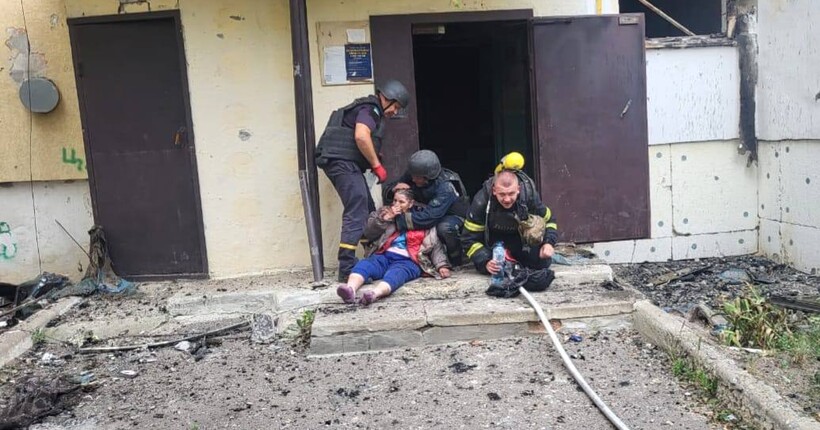 На Харківщині рятувальники врятували 82-річну жінку з палаючого будинку після удару рф