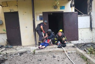 На Харківщині рятувальники врятували 82-річну жінку з палаючого будинку після удару рф