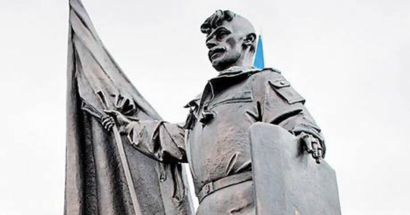 На Тернопільщині 16-річний юнак виліз на пам’ятник Герою Небесної Сотні: що відомо