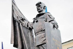 На Тернопільщині 16-річний юнак виліз на пам’ятник Герою Небесної Сотні: що відомо