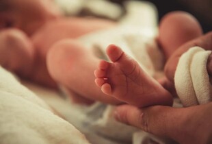 В Україні планують збільшити виплати при народження дитини: Кабмін підтримав законопроєкт