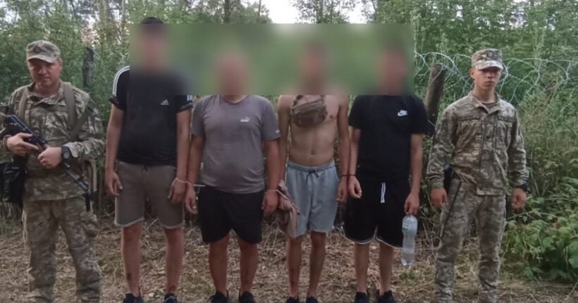 Хотіли перепливсти Тису, щоб опинитись в Угорщині: ДПСУ затримала чотирьох чоловіків