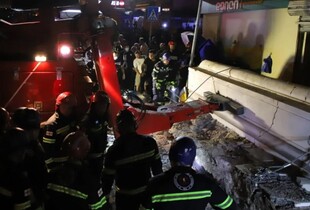 У Тбілісі обвалилися частина будинку на людей: момент потрапив на відео