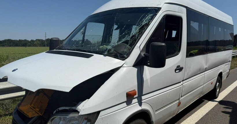 На Дніпропетровщині сталася ДТП за участі маршрутного автобуса: є постраждалі