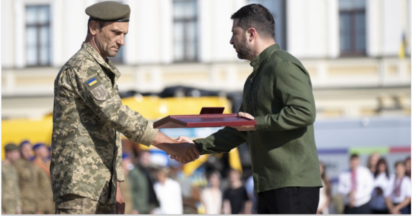 Зеленський вручив державні нагороди військовим і цивільним з нагоди Дня Української Державності