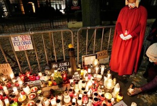 У Польщі засудили лікарів через смерть жінки, якій не дозволили аборт