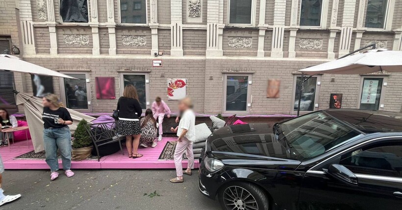 Mercedes влетів у літню терасу кафе в Києві: водійка пояснила причину ДТП