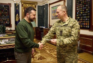 Зеленський обговорив із Сирським ситуацію на фронті, дипстрайки та дрони