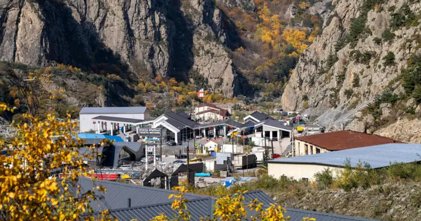 Грузія масово не впускає українців на кордоні з росією: яка причина