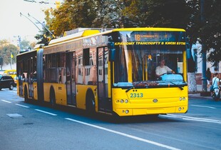 Масований обстріл Києва: в столиці частково змінили рух громадського транспорту