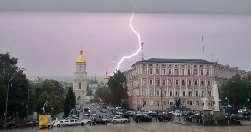 У Києві через ураган впав будівельний кран: момент потрапив на відео