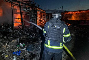 На Харківщині рятувальники ліквідували пожежу на ринку після атаки ворожих дронів