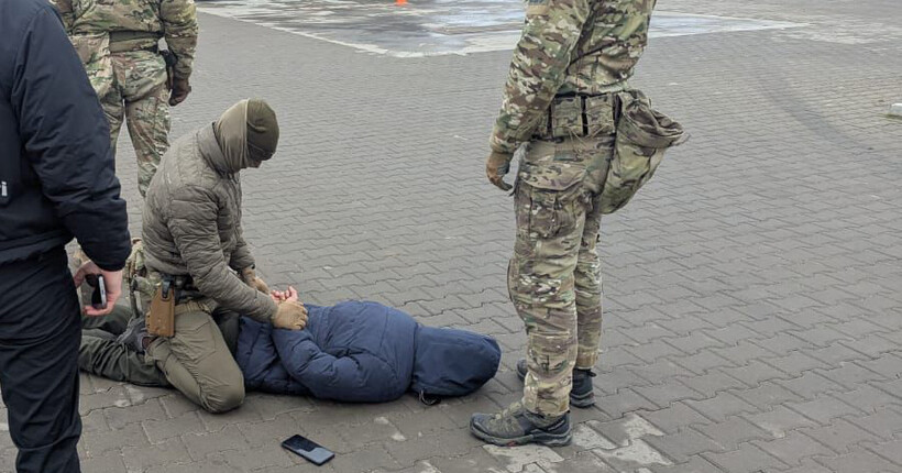На Сумщині прикордонника засудили до 5 років за передачу даних і продаж боєприпасів