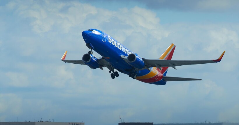 Літак Southwest різко знизився через загрозу зіткнення: постраждали дві людини