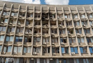 Армія рф вдарила дроном по будівлі Сумської ОВА: фото наслідків