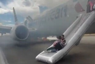 У США загорівся літак з пасажирами на борту: люди рятувалися через трап (відео)
