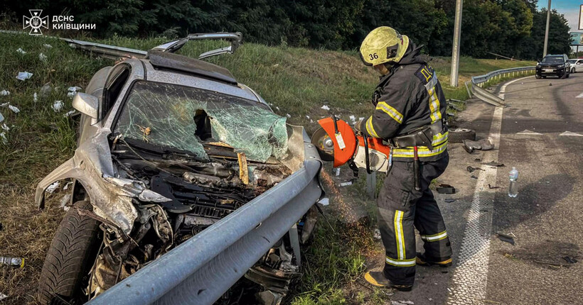 ДТП під Києвом: рятувальники деблокували тіло загиблого водія