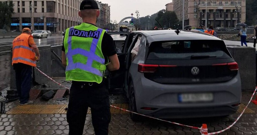ДТП на Хрещатику: електромобіль влетів у підземний перехід