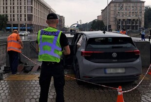 ДТП на Хрещатику: електромобіль влетів у підземний перехід