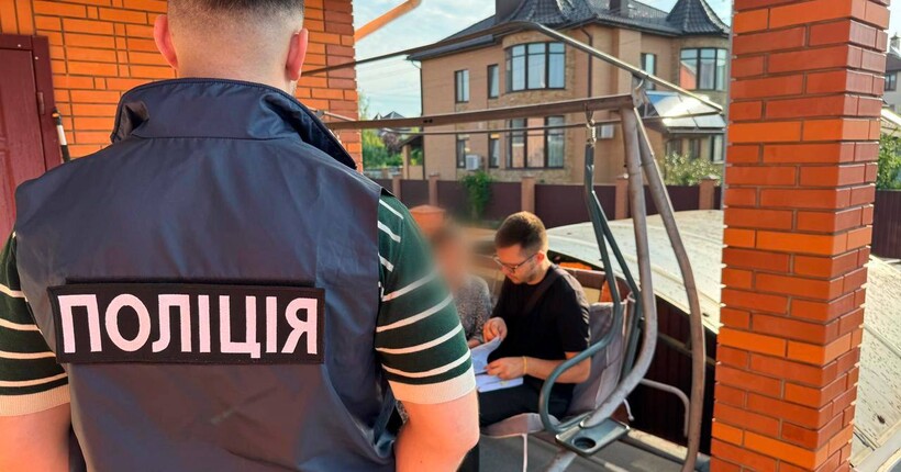 У Києві викрили схему зняття арешту з майна за хабар: підозрюють колишню посадовицю та її чоловіка