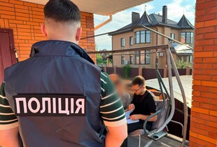 У Києві викрили схему зняття арешту з майна за хабар: підозрюють колишню посадовицю та її чоловіка