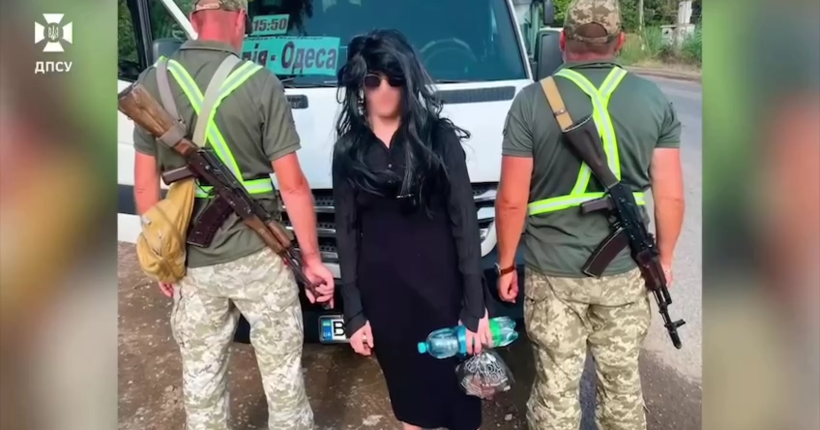 На Одещині затримали чоловіка, який хотів перетнути кордон у перуці та атласній сукні (відео)