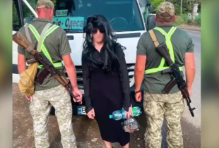На Одещині затримали чоловіка, який хотів перетнути кордон у перуці та атласній сукні (відео)