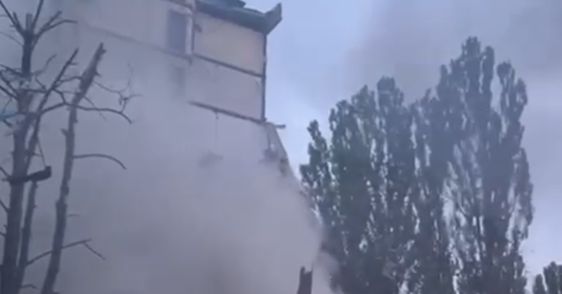 Зеленський показав наслідки влучання у будинок в Києві