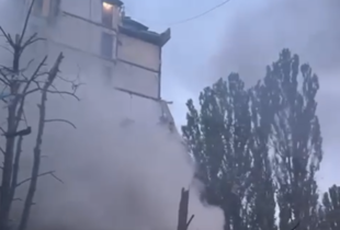 Зеленський показав наслідки влучання у будинок в Києві
