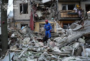 Рятувальники деблокували з-під завалів у Києві тіло жінки після нічної атаки