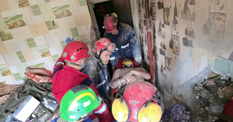 У Києві з-під завалів живим дістали чоловіка, якого затисло конструкціями