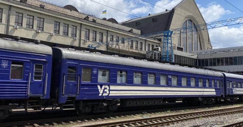 На станції Жмеринка зійшли з рейок вагон електропоїзда та секція електровоза