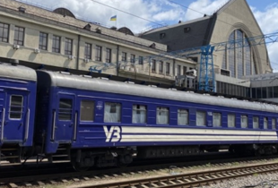На станції Жмеринка зійшли з рейок вагон електропоїзда та секція електровоза