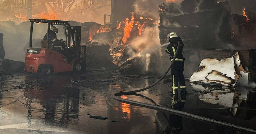 У Білій Церкві понад добу гасили масштабну пожежу після обстрілу