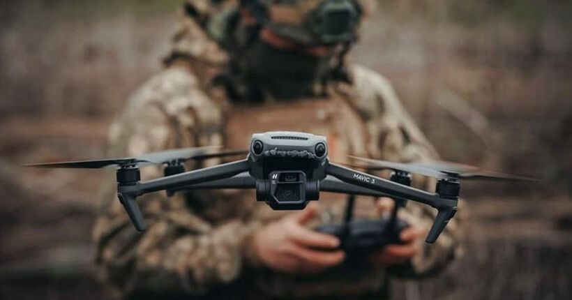 Дронарі ЗСУ змусили окупанта здатися у полон на значній відстані від лінії боєзіткнень (відео)