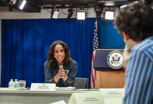 Адміністрація президента США хоче й надалі стояти пліч-о-пліч з Україною - Держдеп