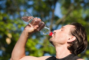 Чому в спеку не можна пити воду з пластикових пляшок - відповідь, якої ви не знали 