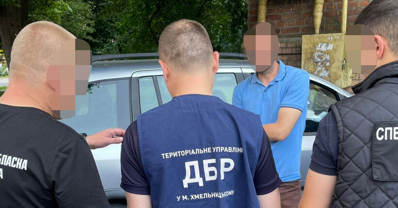 Правоохоронця з Хмельницького затримали за спробу 