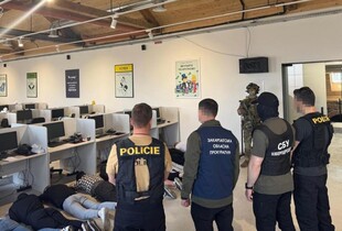 Ошукували іноземців: на Закарпатті поліцейські України та Чехії припинили роботу шахрайського кол-центру
