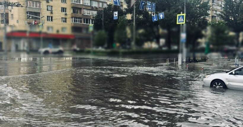 У Києві через сильні дощі ускладнено рух на кількох вулицях