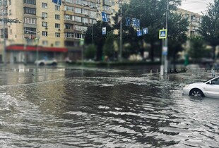 У Києві через сильні дощі ускладнено рух на кількох вулицях