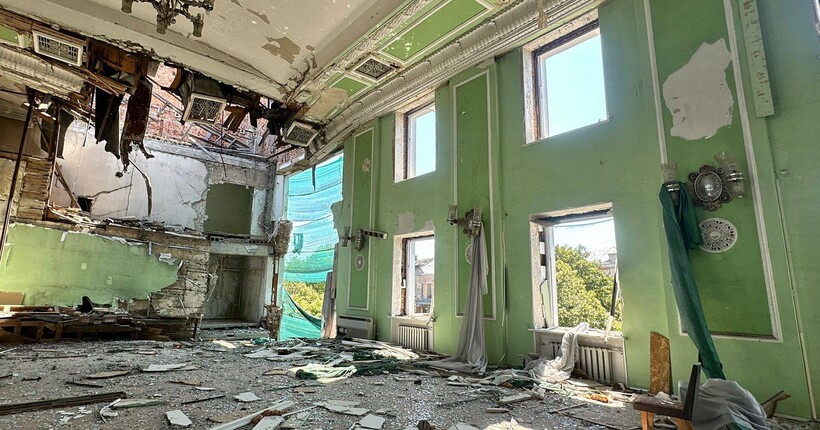 У Херсоні пошкоджено будівлю облради: у адміністрації показали наслідки