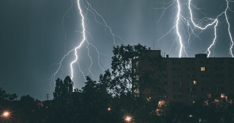 Що не можна робити під час грози і чому потрібно боятися блискавки