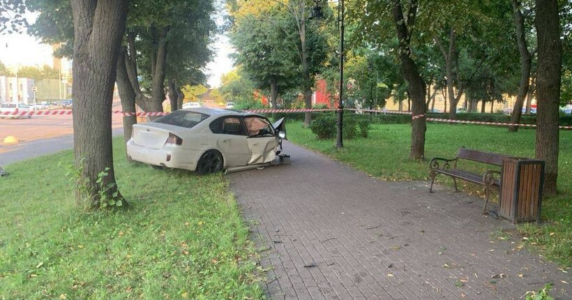 У Києві п'яний водій влетів у Куренівський парк і травмував двох жінок (фото)