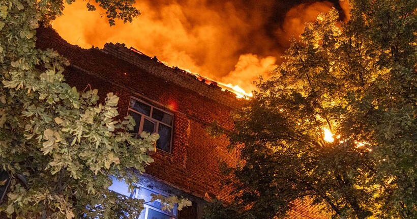 У Харкові після удару дрона спалахнула пожежа на підприємстві (фото)