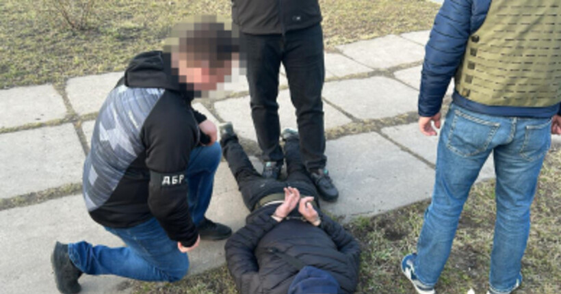 Спробув налагодити канал переправлення чоловіків за кордон: правоохоронця засудили