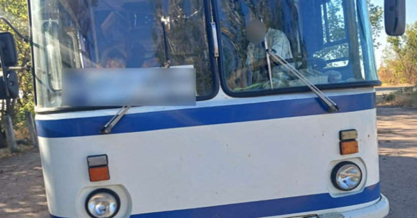 Троє поліцейських отримали контузії від повторного удару дрона по автобусу під Херсоном