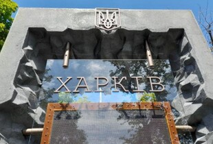 У Харкові ворожий дрон влучив у меблевий магазин: є потерпілі