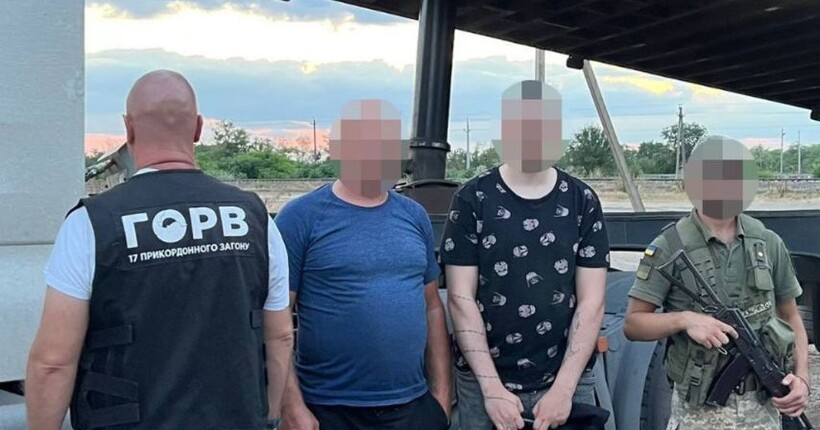 Облаштували вантажівку для нелегального переправлення людей за кордон: на Одещині викрили батька та сина (відео)